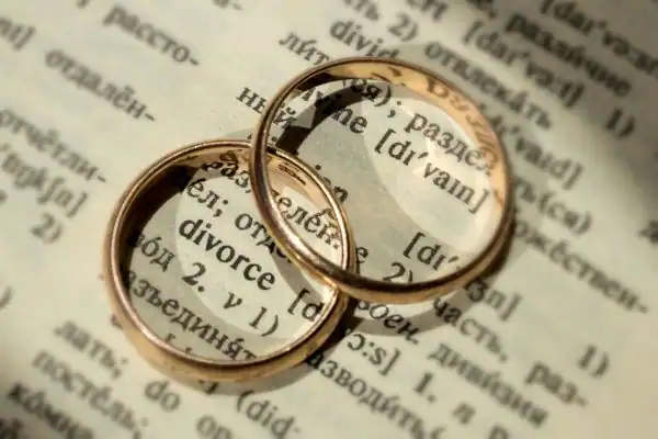 Image of rings removed before divorce mediation Faversham